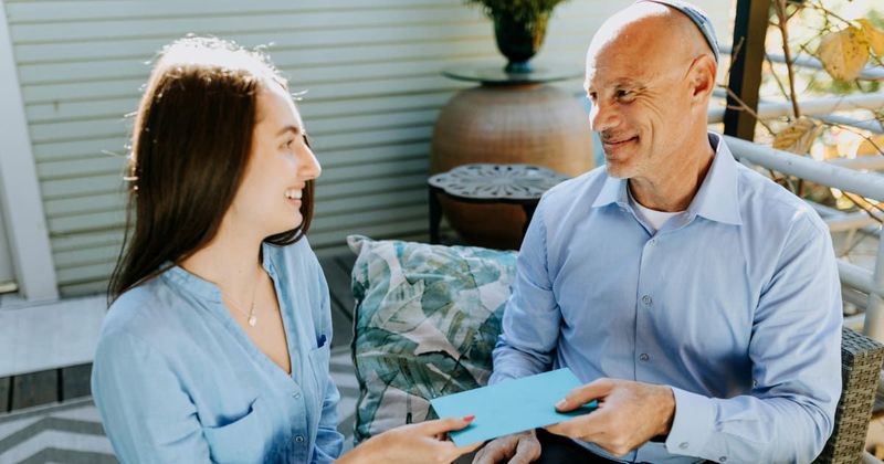 Dad who was in debt after sending daughter to unaffordable college moved to tears by holiday miracle - Vimarsana News